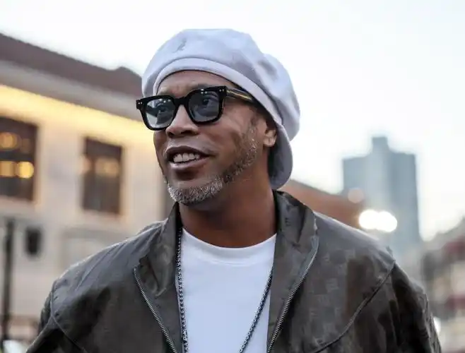 亚历山大返乡参加"SGA粉丝集会日",球迷为其狂欢打Call.